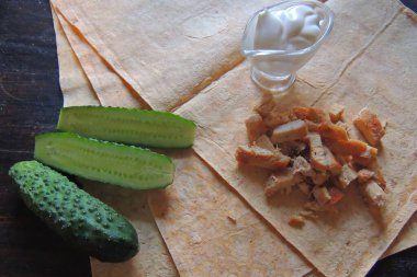 Bir tabak taze balık ve salata..