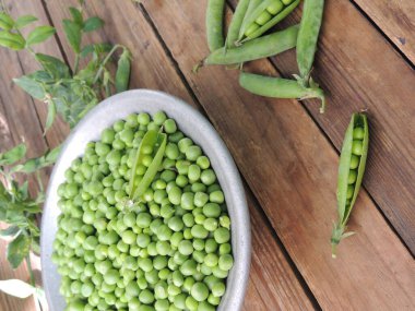 Masadaki yeşil bezelyeler