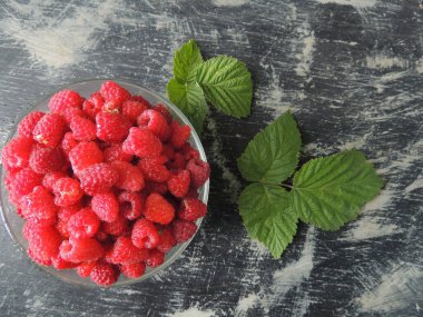 Ahududu ahşap bir masa üzerinde