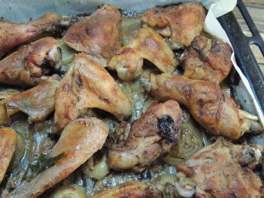 Tavuk ve sebzeler fırın tepsisinde