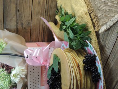 Kremalı ve dutlu lezzetli çikolatalı pasta.