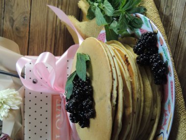 Beyaz tabakta bir yığın krep..