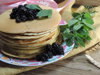 Lezzetli krepler ve yabanmersinleri