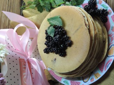 Çilek ve nane ile Pancakes