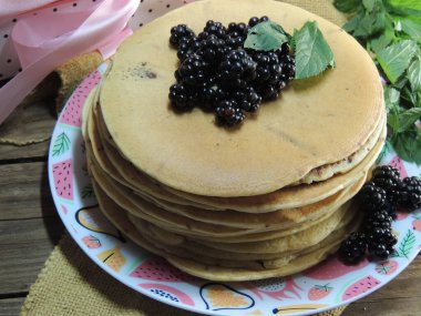 Taze böğürtlen ve nane yapraklı gözleme.