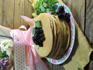 Ahududu ve yaban mersini ile Pancakes.