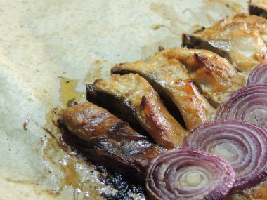 Domuz pirzolası, soğan ve baharat pişiriyorum.