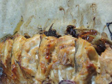 Izgara et, soğan, sarımsak ve baharat, yakın.