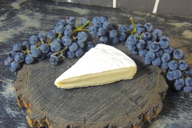 Brie peyniri ve üzüm