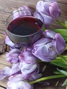 Bir buket lale hediye.