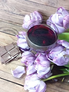 Bir buket lale hediye.