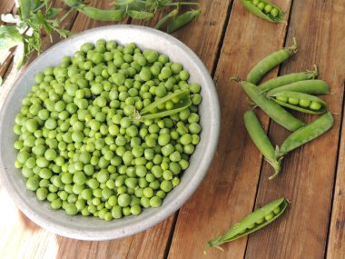 Tabakta taze bezelyeler 