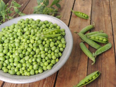 Tabakta taze bezelyeler 