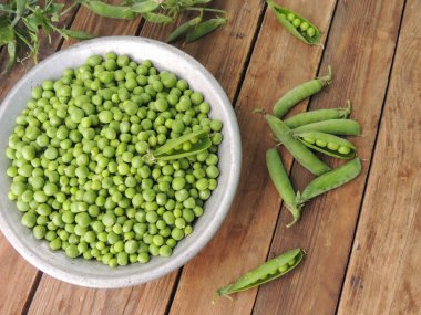 Tabakta taze bezelyeler 