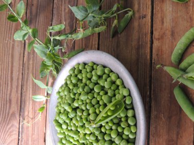 Tabakta taze bezelyeler 