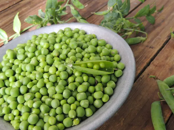 Tabakta taze bezelyeler 