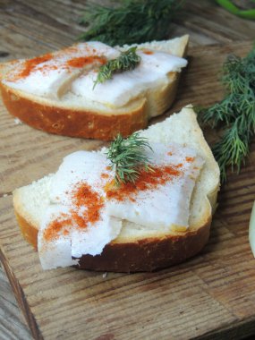 Domuz yağı ve soğanlı aperatif.