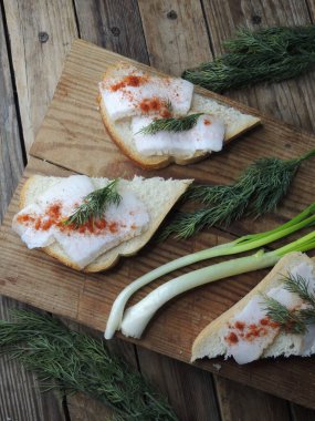 Domuz yağı ve soğanlı aperatif.