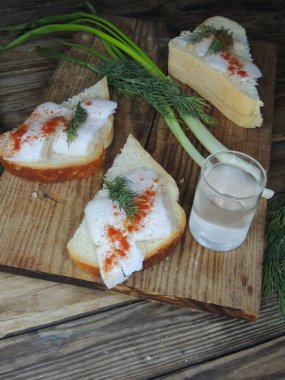 Domuz yağı ve soğanlı aperatif.