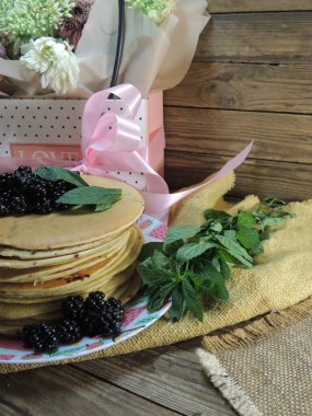 Böğürtlenli ve nane şekerli pankatie. 