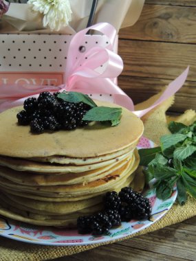 Böğürtlenli ve nane şekerli pankatie. 