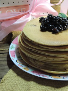 Böğürtlenli ve nane şekerli pankatie. 