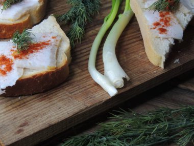 Domuz yağı ve soğanlı aperatif.