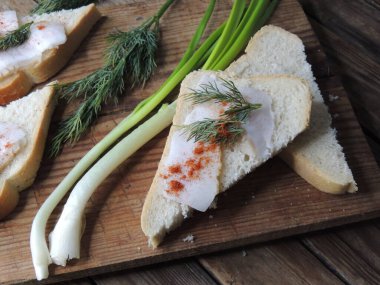 Domuz yağı ve soğanlı aperatif.