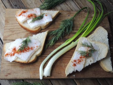 Domuz yağı ve soğanlı aperatif.