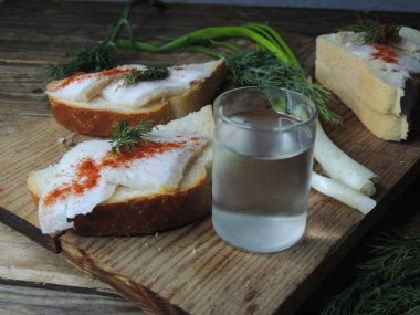 Domuz yağı ve soğanlı aperatif.