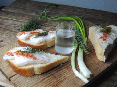 Domuz yağı ve soğanlı aperatif.