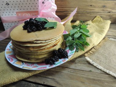 Böğürtlenli ve nane şekerli pankatie. 