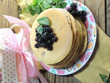 Böğürtlenli ve nane şekerli pankatie. 