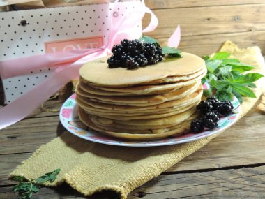 Böğürtlenli ve nane şekerli pankatie. 