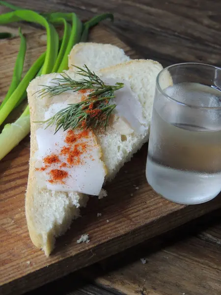 Domuz yağı ve soğanlı aperatif.