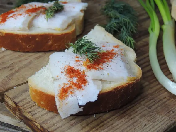 Domuz yağı ve soğanlı aperatif.