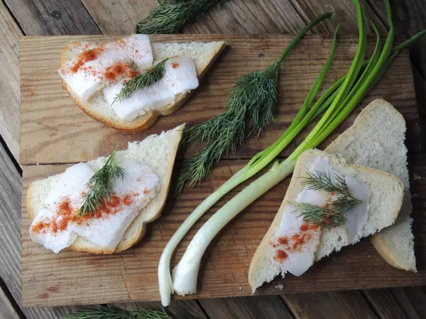 Domuz yağı ve soğanlı aperatif.