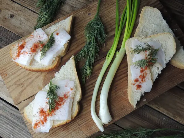 Domuz yağı ve soğanlı aperatif.