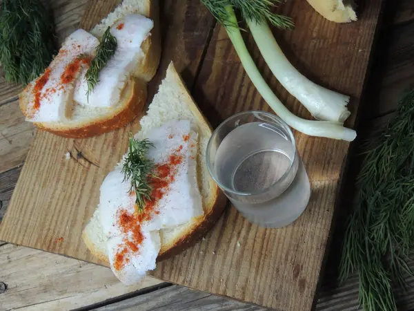 Domuz yağı ve soğanlı aperatif.