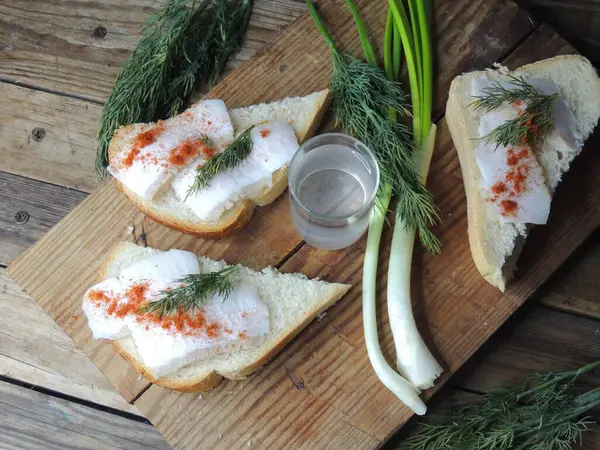 Domuz yağı ve soğanlı aperatif.