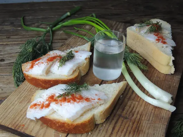 Domuz yağı ve soğanlı aperatif.