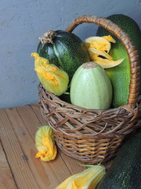 Aşçı ev mutfağında ahşap tahtada kabak kesiyor.