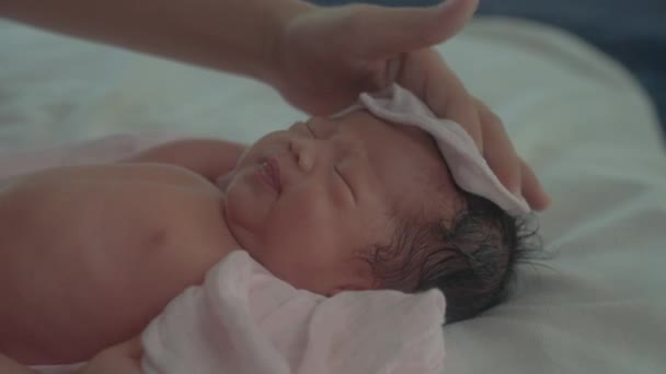 Primo Piano Madre Mano Asciugare Bambino Dopo Bagno — Video Stock