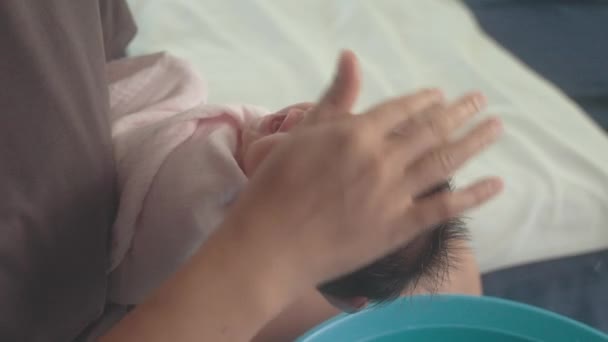 Close Handen Van Moeder Schoonmaken Pasgeboren Baby Gezicht — Stockvideo