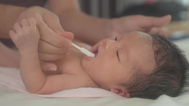 Fechar Boca Uma Criança Recém Nascida Com Cotonete — Vídeo de Stock