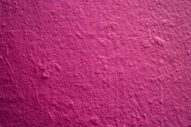 Duvardaki pembe resmin yakın plan resmi.