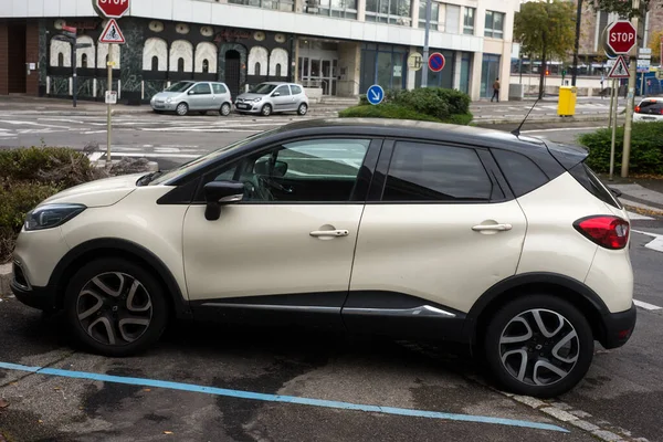 Mulhouse France 2022 Profile View Beige Renault Capture Street — 스톡 사진