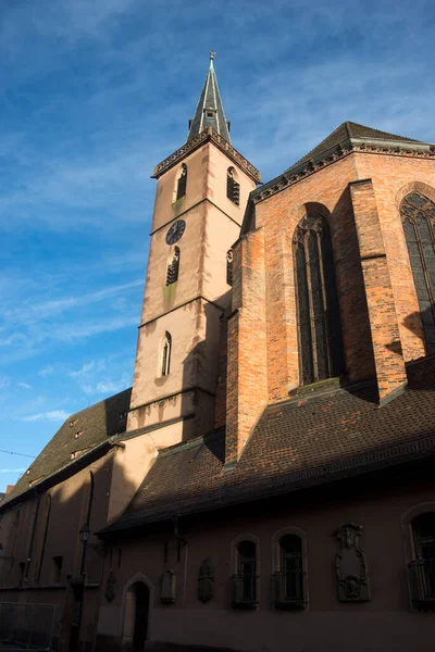 Widok Kościoła Rzymskiego Strasburgu Przez Słoneczny Dzień Tle Błękitnego Nieba — Zdjęcie stockowe