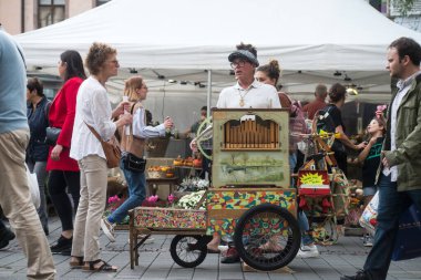 Strasbourg - Fransa - 29 Ekim 2022 Sokakta bir fıçı orguyla oynayan adamın portresi 