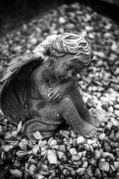Detailní Záběr Zhuleného Anděla Sedícího Hrobě Hřbitově — Stock fotografie